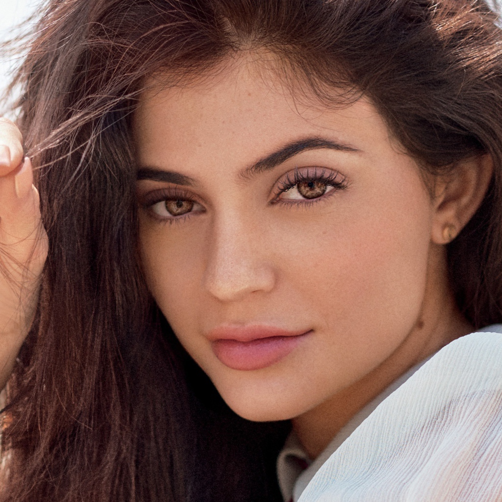 Кареглазая брюнетка модель Кайли Дженнер