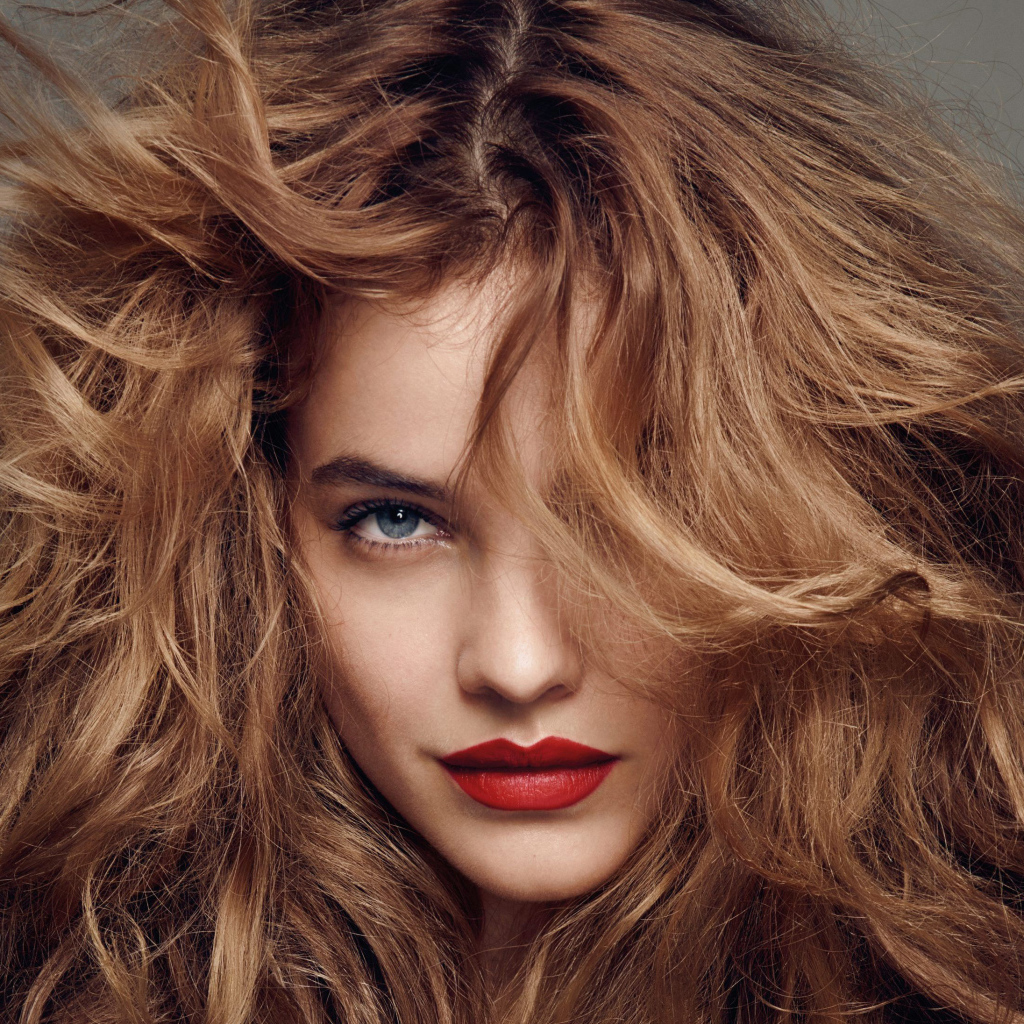 Модель Барбара Палвин с растрепанными волосами