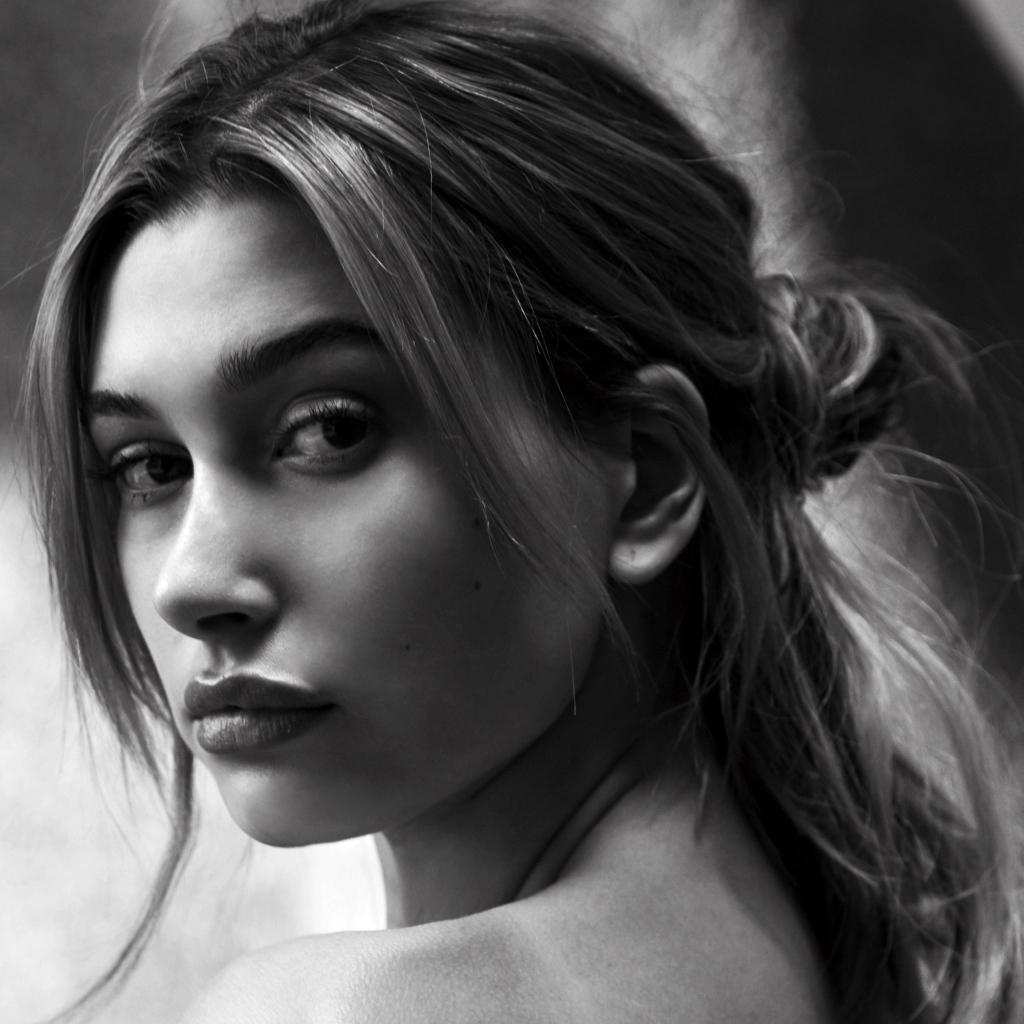 Модель Хейли  Болдуин черно белое фото