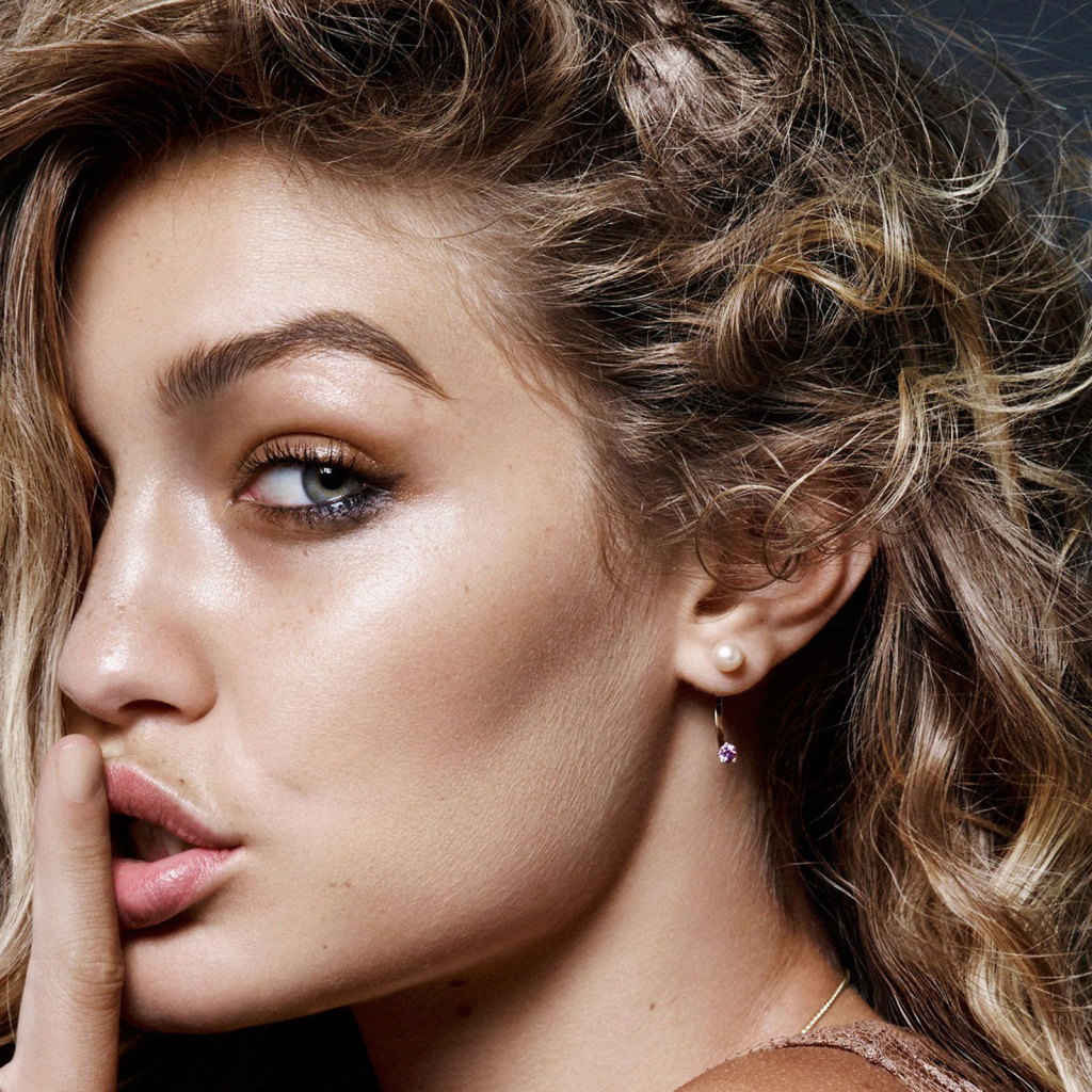 Молодая стильная модель Джиджи Хадид, 2018