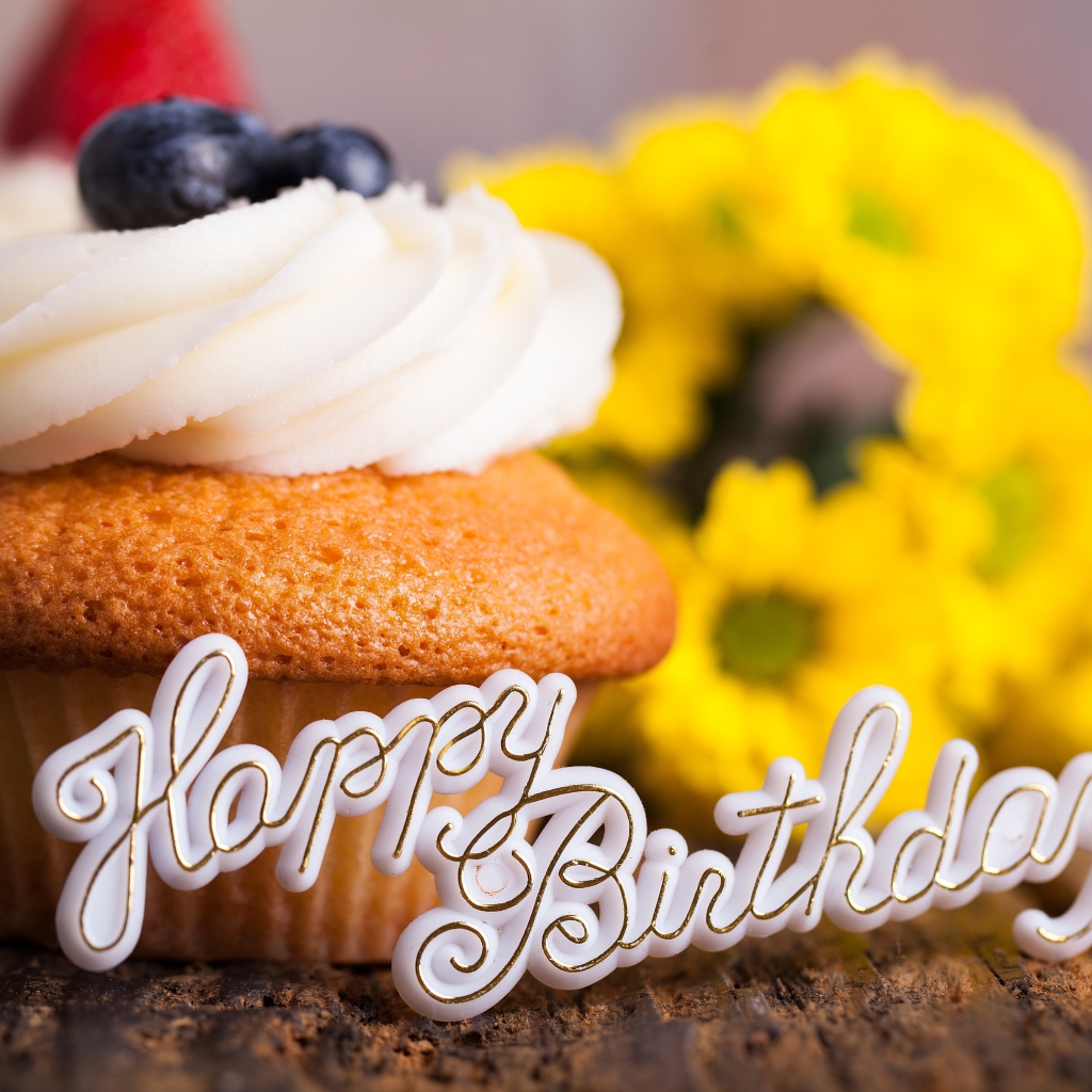 Надпись с днем рождения с праздничным кексом