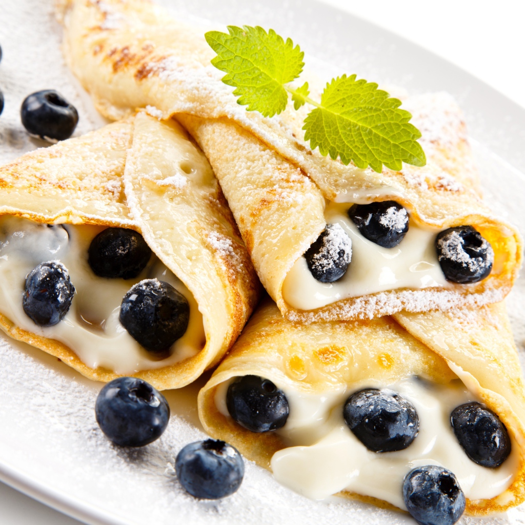 Аппетитные блины с творогом и черникой на Масленицу