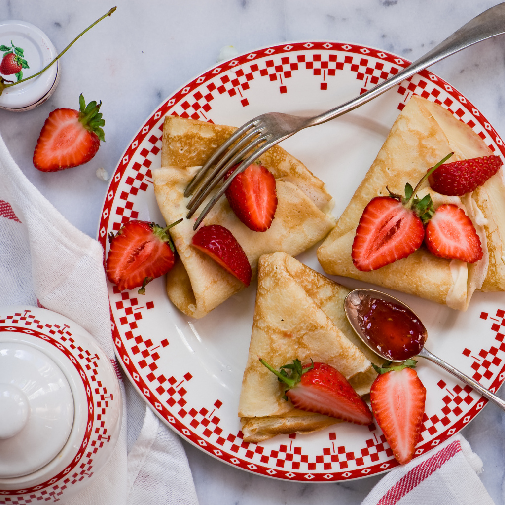 Аппетитные блины с клубникой на Масленицу