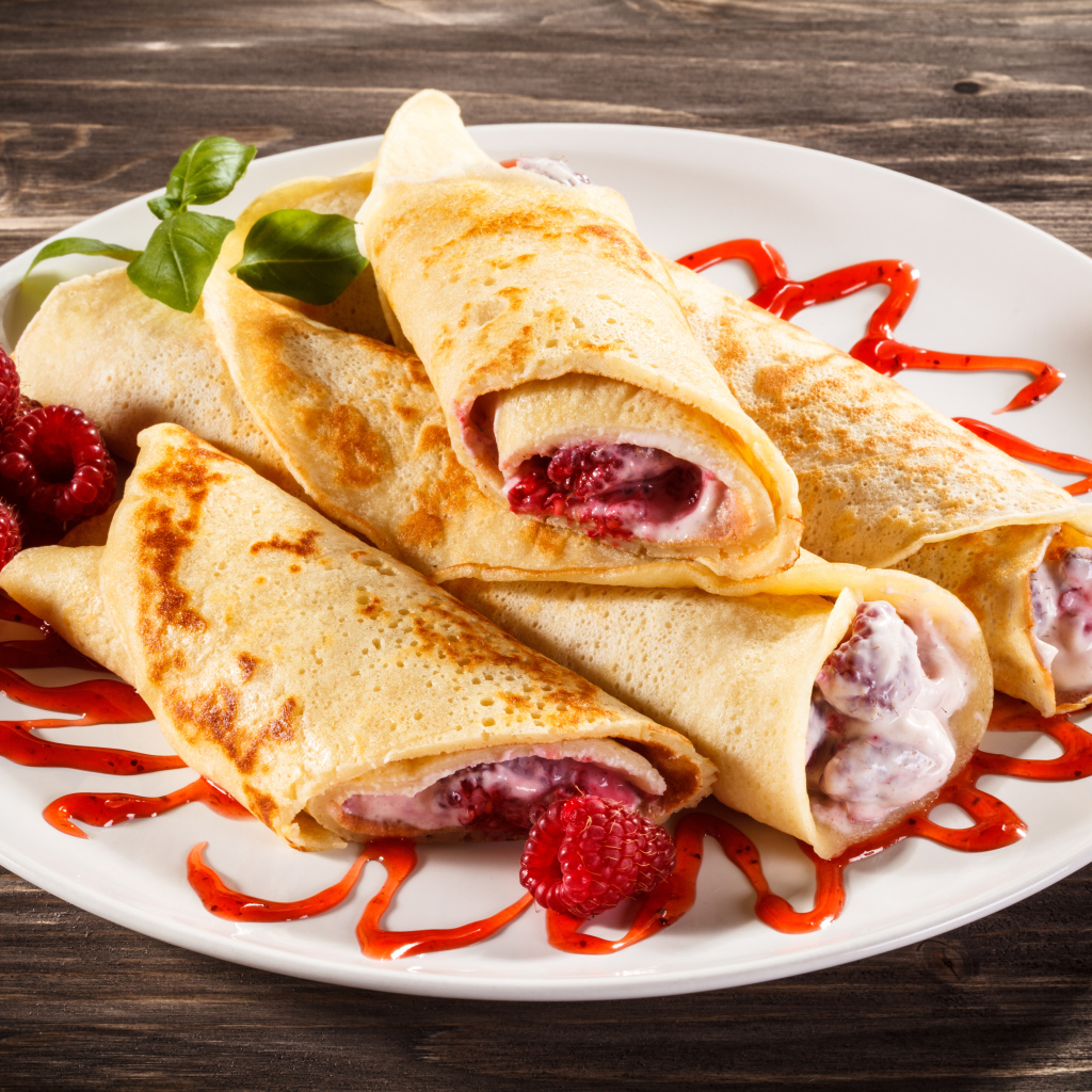 Вкусные рулеты из блинов со сметаной и малиной к празднику Масленица