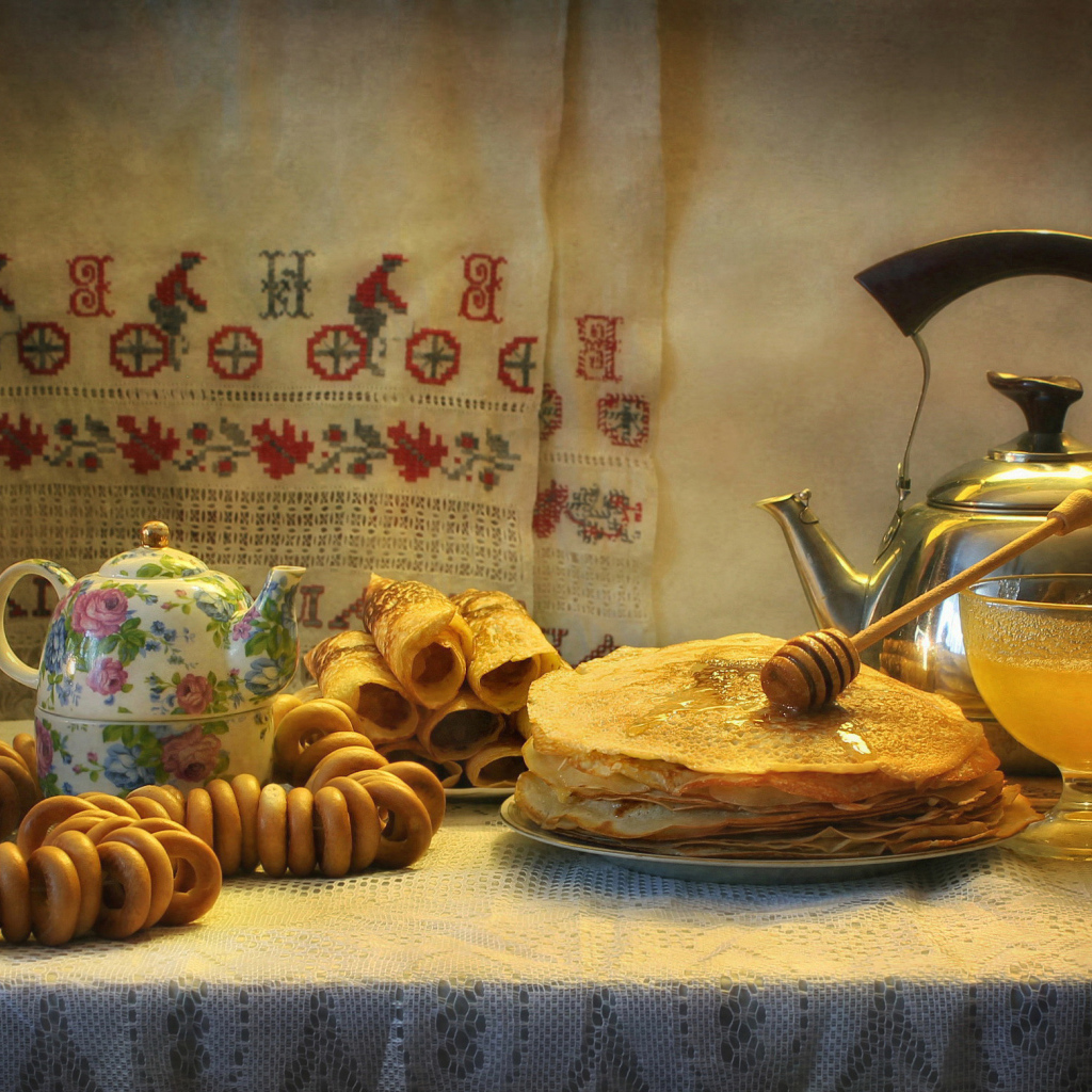 Праздничный стол с блинами и баранками на праздник Масленица