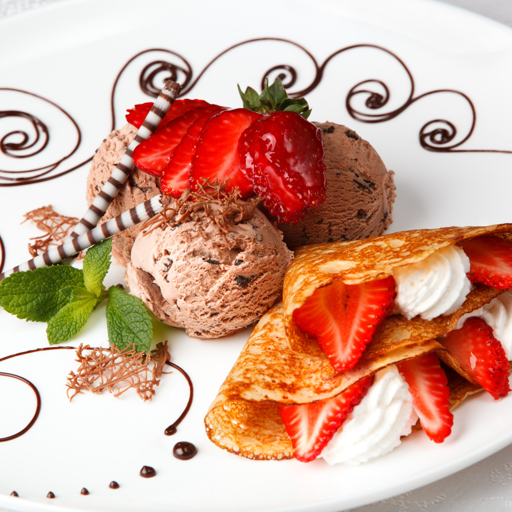 Блин с клубникой, сливками и шариками мороженого на Масленицу