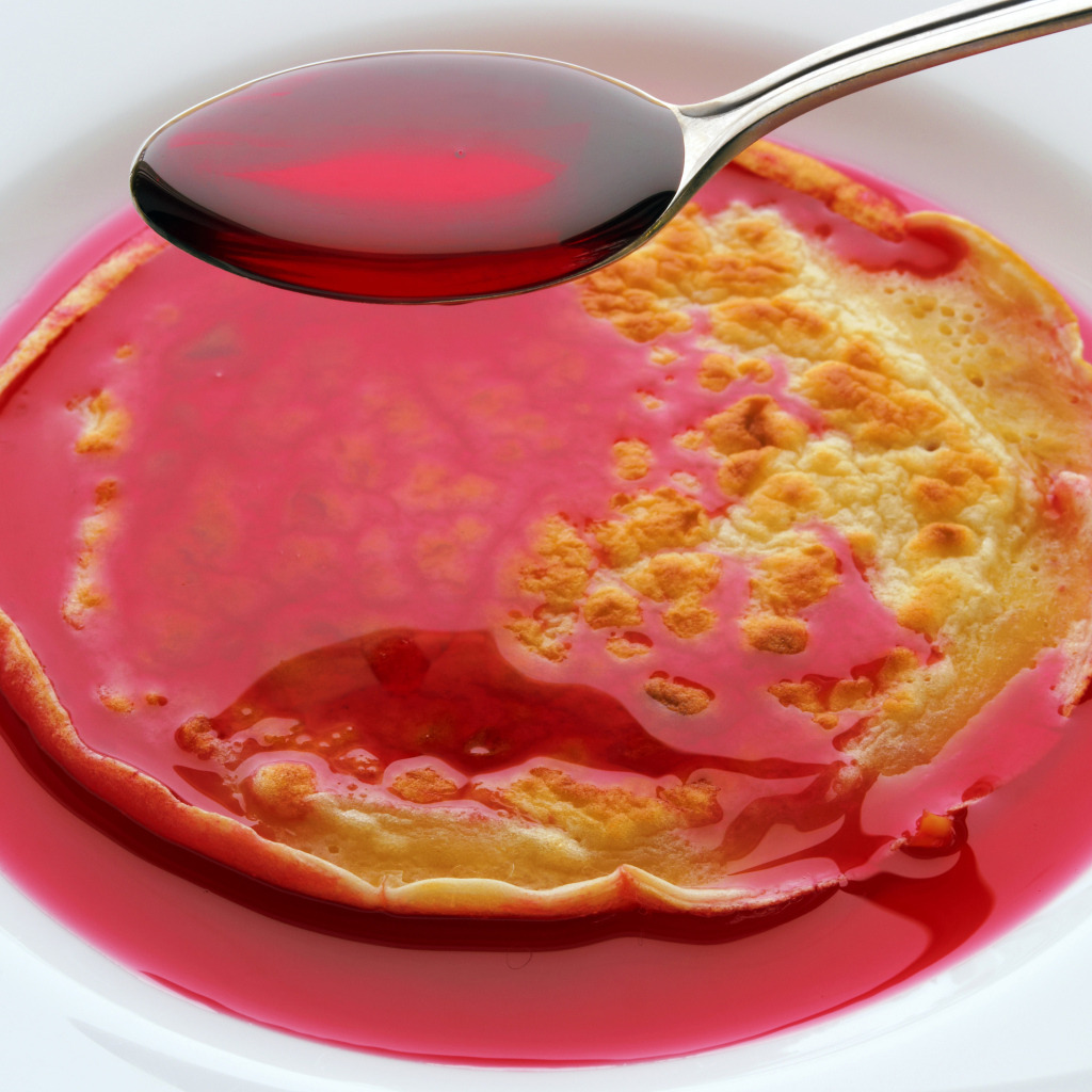 Блины с ягодным сиропом на белом фоне на праздник Масленица 2018