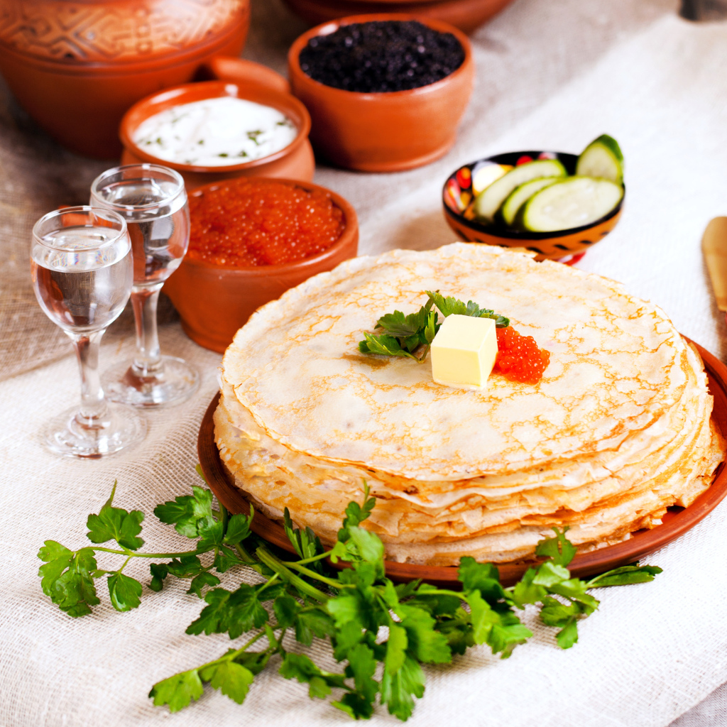 Блины с красной икрой на праздничном столе на Масленицу 2018