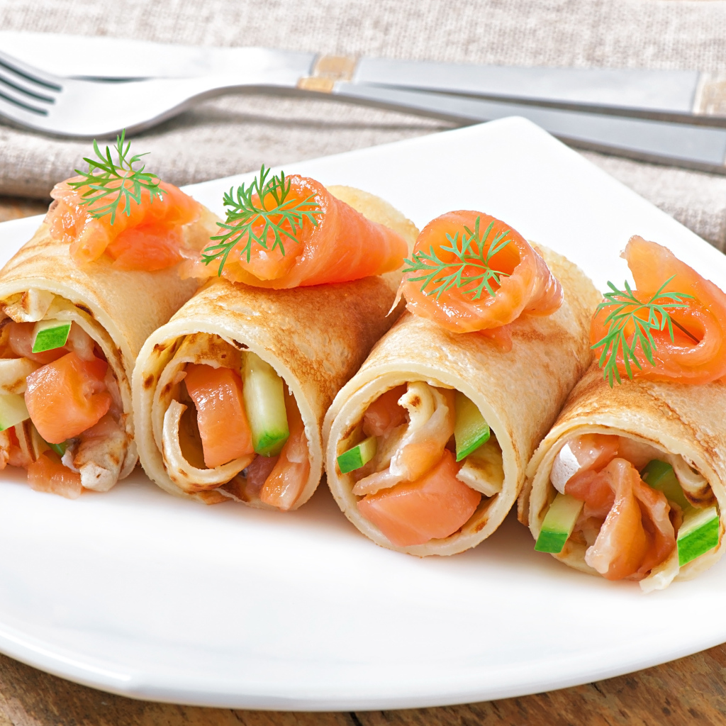 Рулетики из блинов с рыбой и огурцами на масленицу