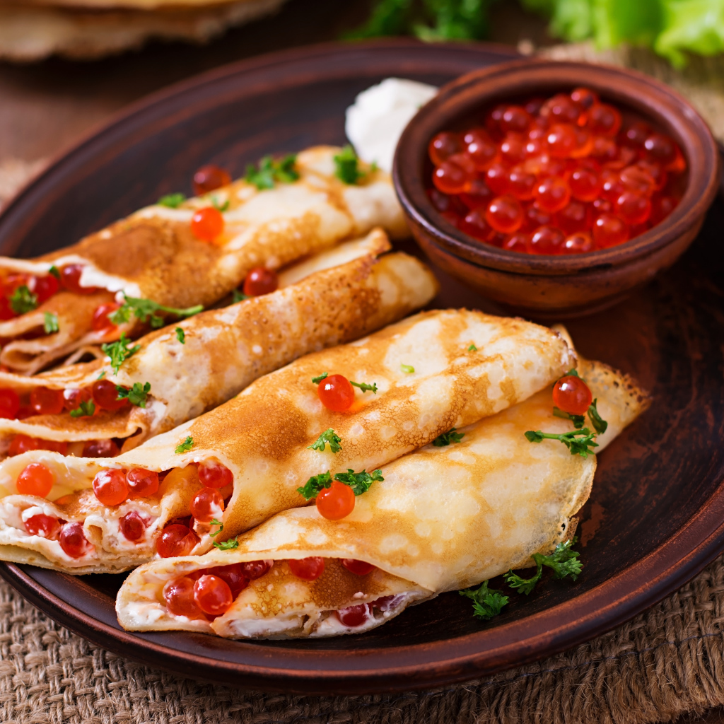 Рулетики из блинов с красной икрой на Масленицу