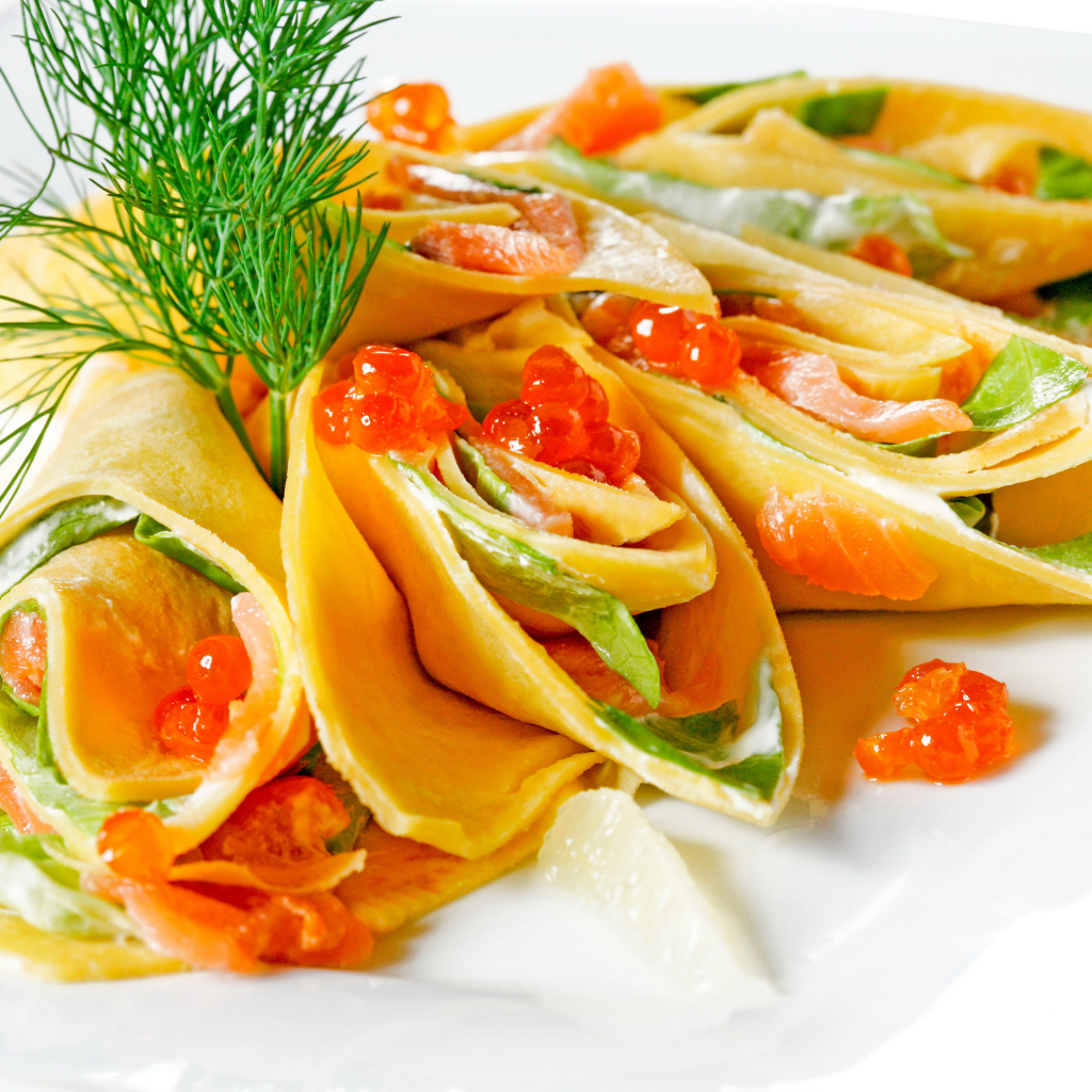 Рулетики из блинов с красной рыбой и красной икрой и зеленью на Масленицу