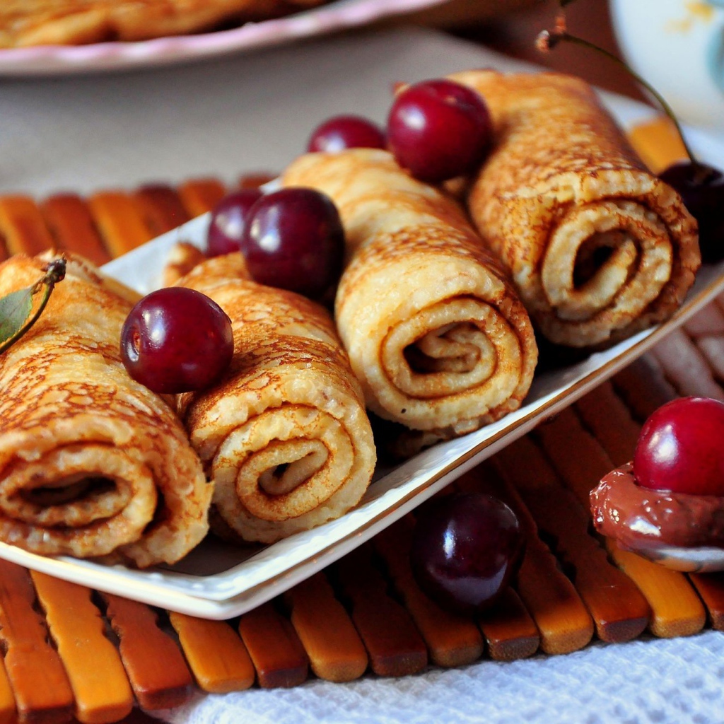 Тонкие блины с вишней угощение на праздник Масленица 2019 