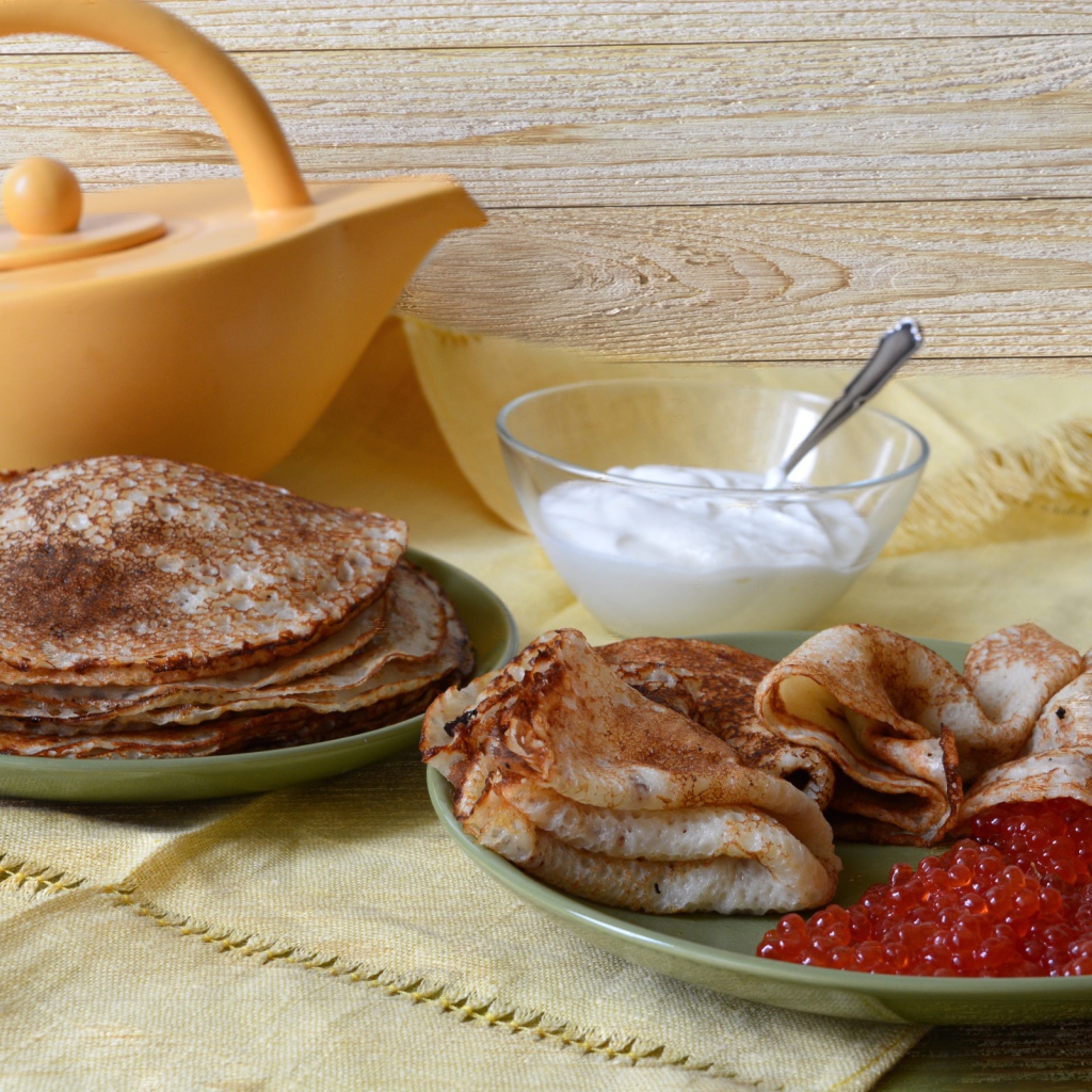 Тонкие блины с красной икрой на праздник Масленица