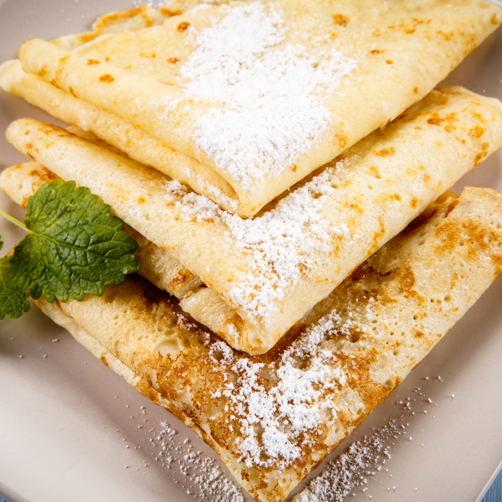 Тонкие блинчики с сахарной пудрой и листиком мяты на Масленицу 2018