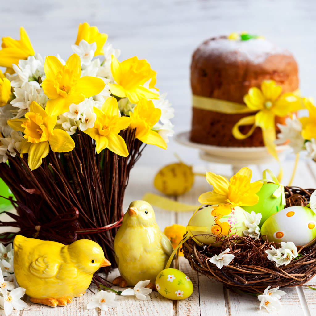 Букет весенних цветов на столе с пасхальными яйцами