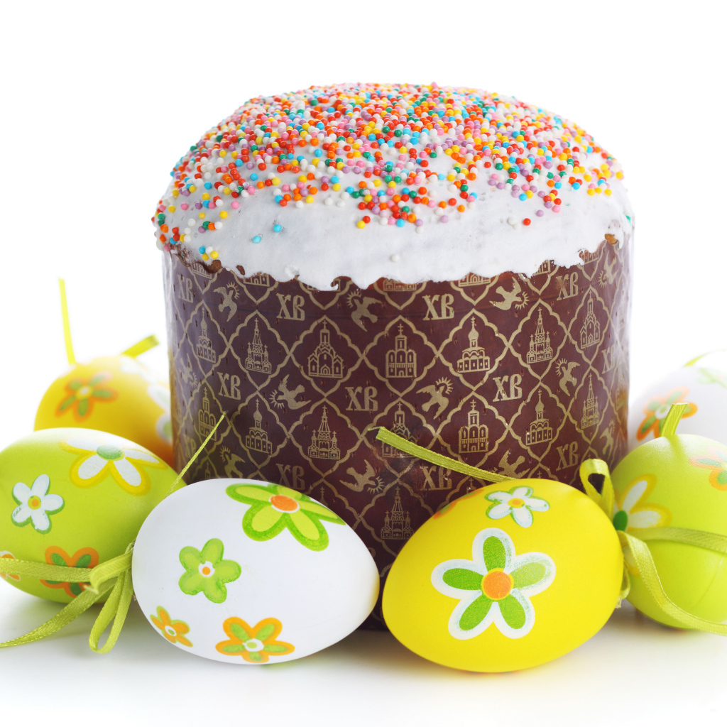 Красивый пасхальный кулич с яйцами на белом фоне