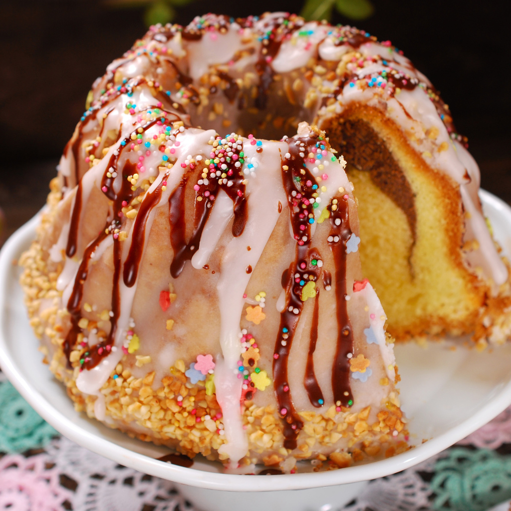 Красивый пасхальный кулич с глазурью на праздник Пасха