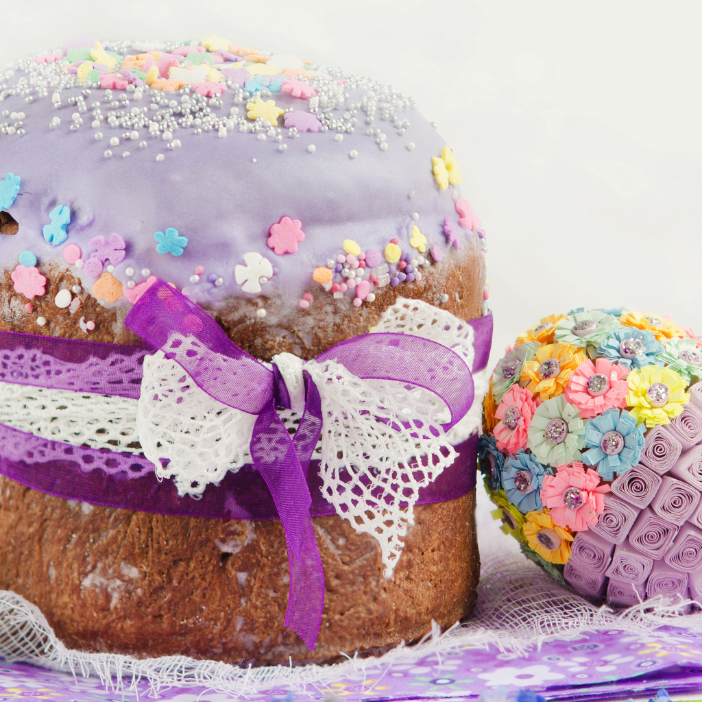 Красивый пасхальный кулич с лентой и декоративным яйцом на праздник Пасха