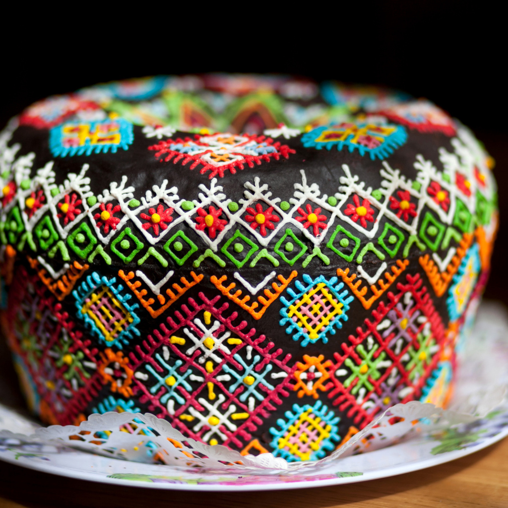 Красивый дизайнерский пасхальный кулич на праздник Пасха