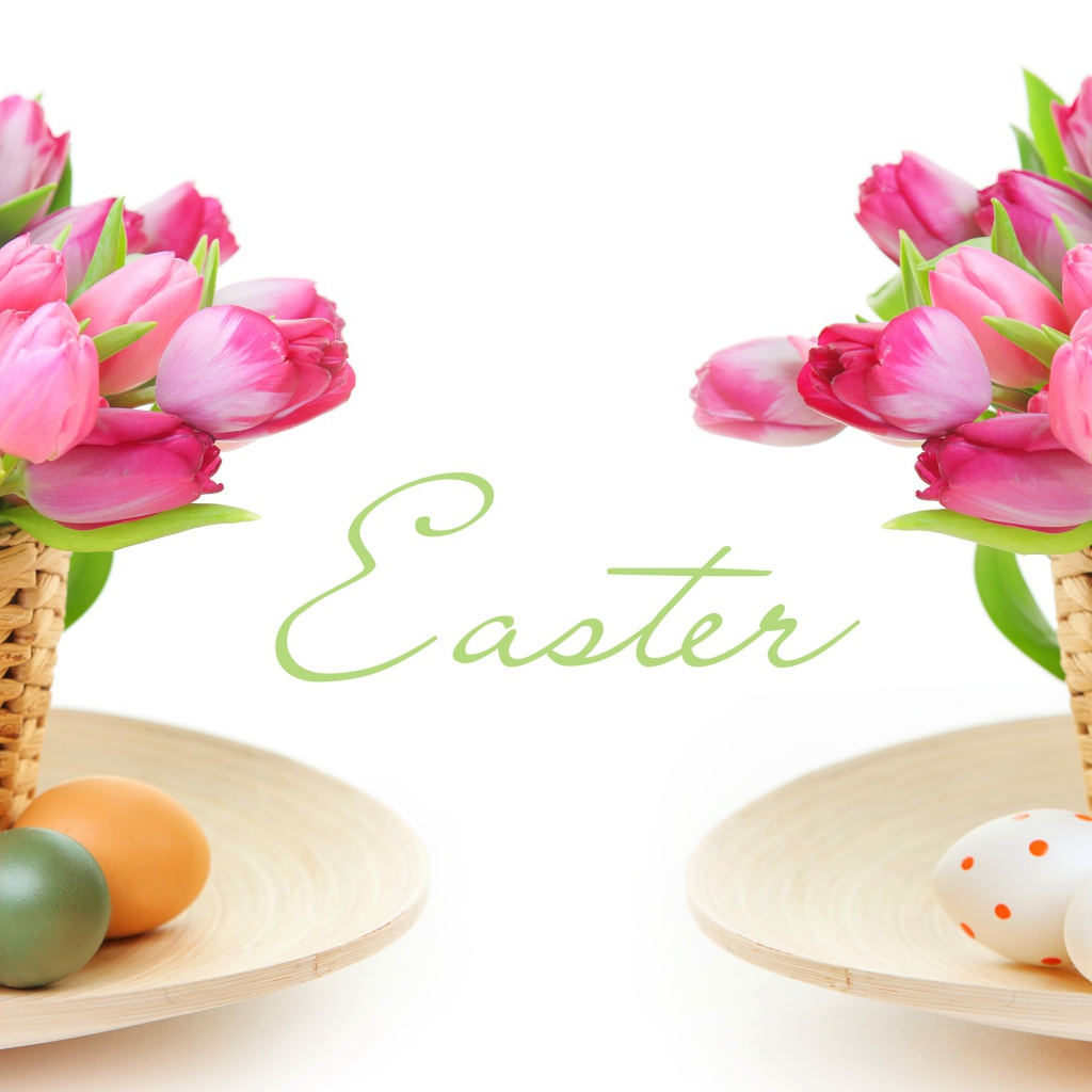 Букеты розовых тюльпанов с яйцами на белом фоне на праздник Пасха