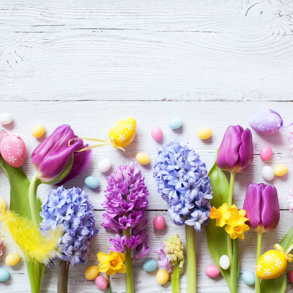 Нарциссы, гиацинты и тюльпаны с яйцами, фон для открытки на Пасху