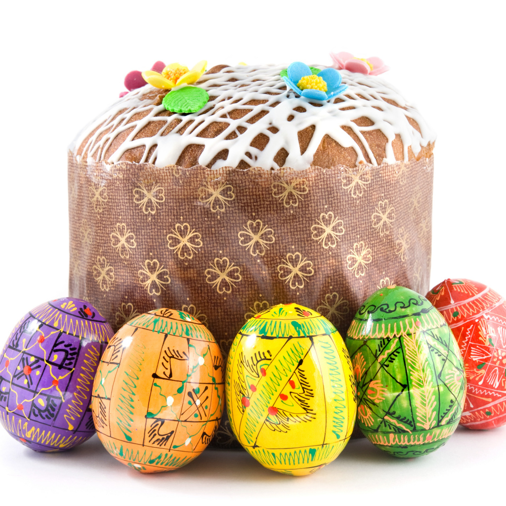 Пасхальный кулич с расписанными яйцами на белом фоне