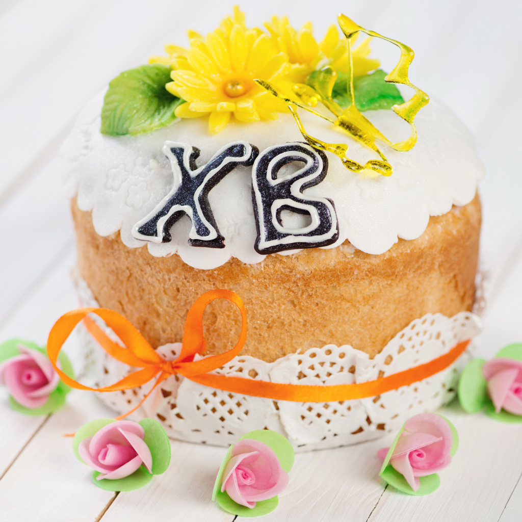 Пасхальный кулич с розочками на праздник