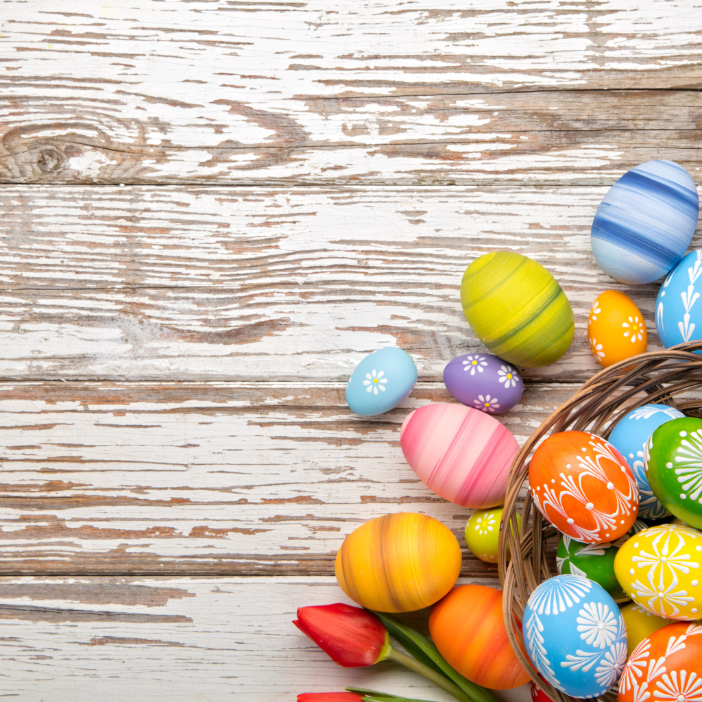 Пасхальные яйца на деревянном фоне, шаблон для открытки на Пасху