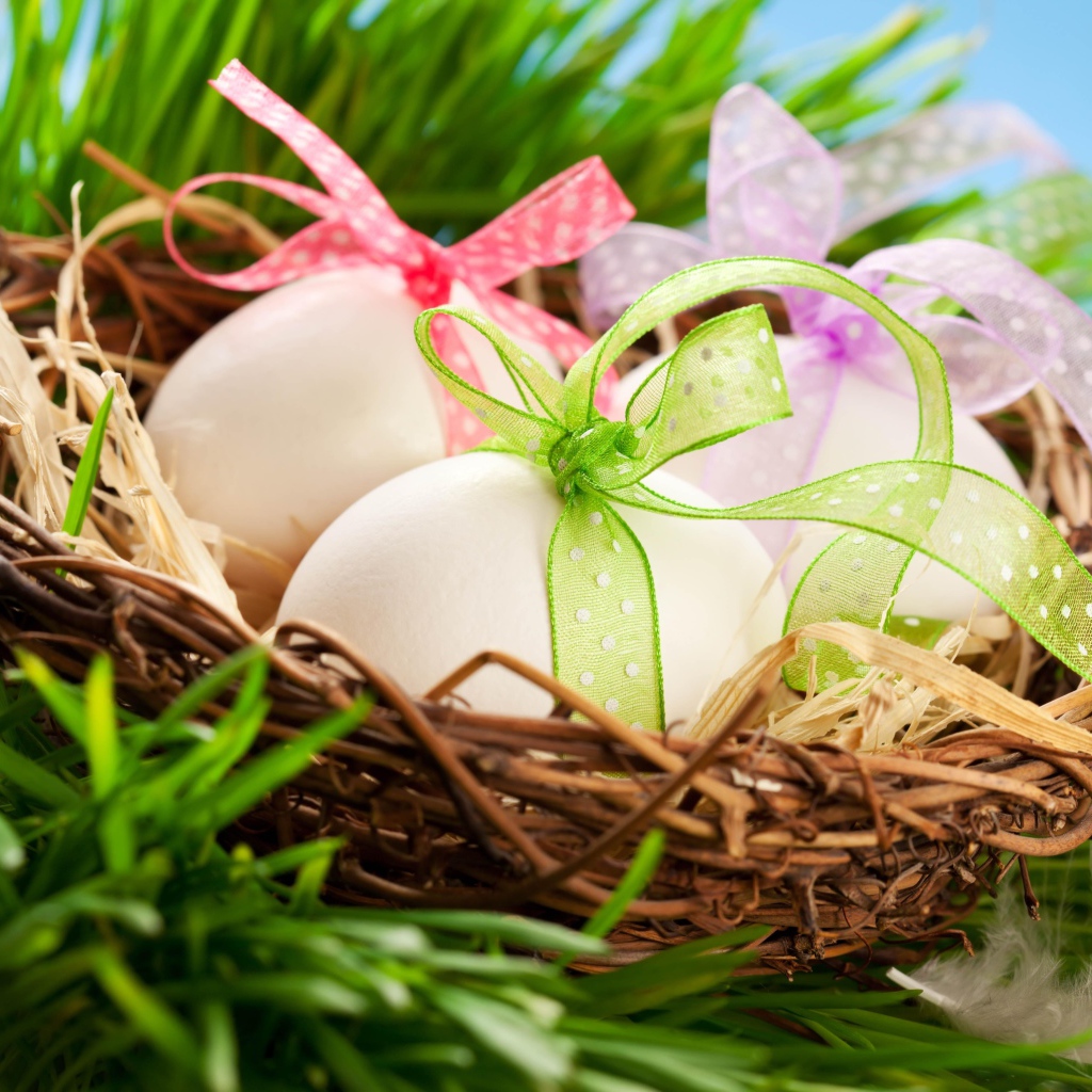Яйца с бантами в гнезде на Пасху