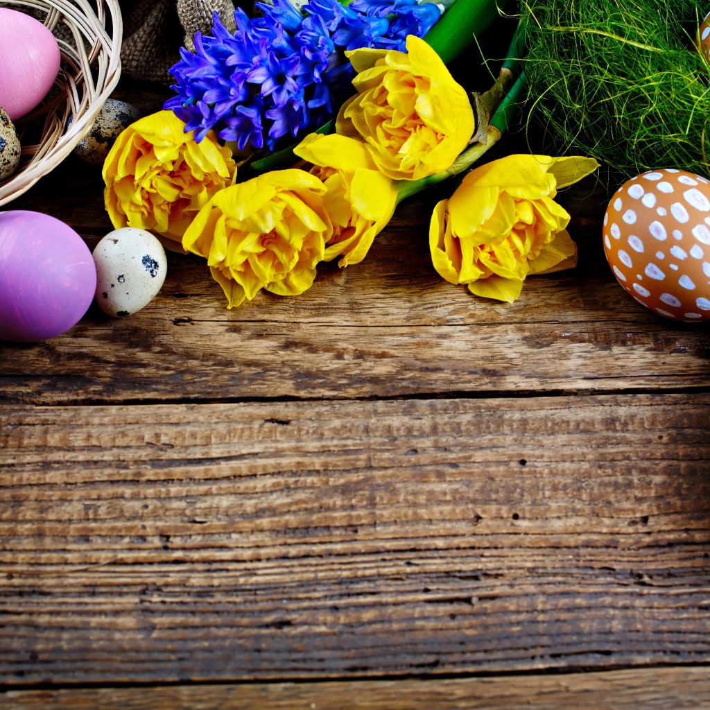 Крашеные яйца и весенние цветы на Пасху, фон для поздравительной открытки