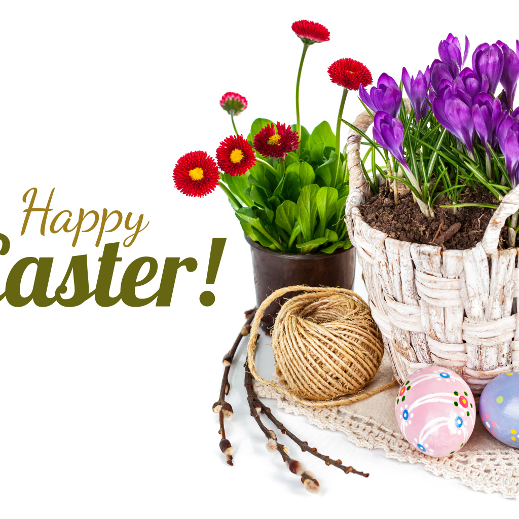 Весенние цветы и крашеные яйца на Пасху