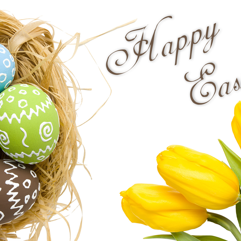 Желтые тюльпаны и крашеные яйца на Пасху