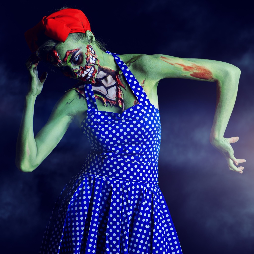 Девушка с гримом зомби на праздник Хэллоуин