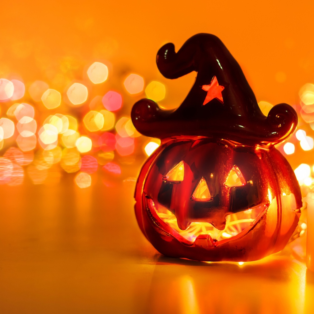 Тыква с зажженной свечой на праздник Хэллоуин