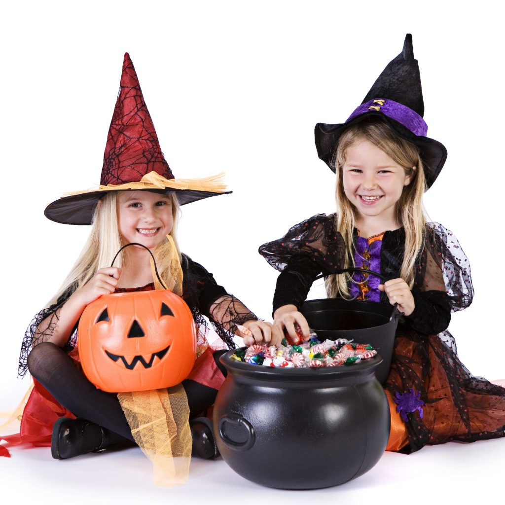 Две маленькие девочки в костюмах на Хэллоуин