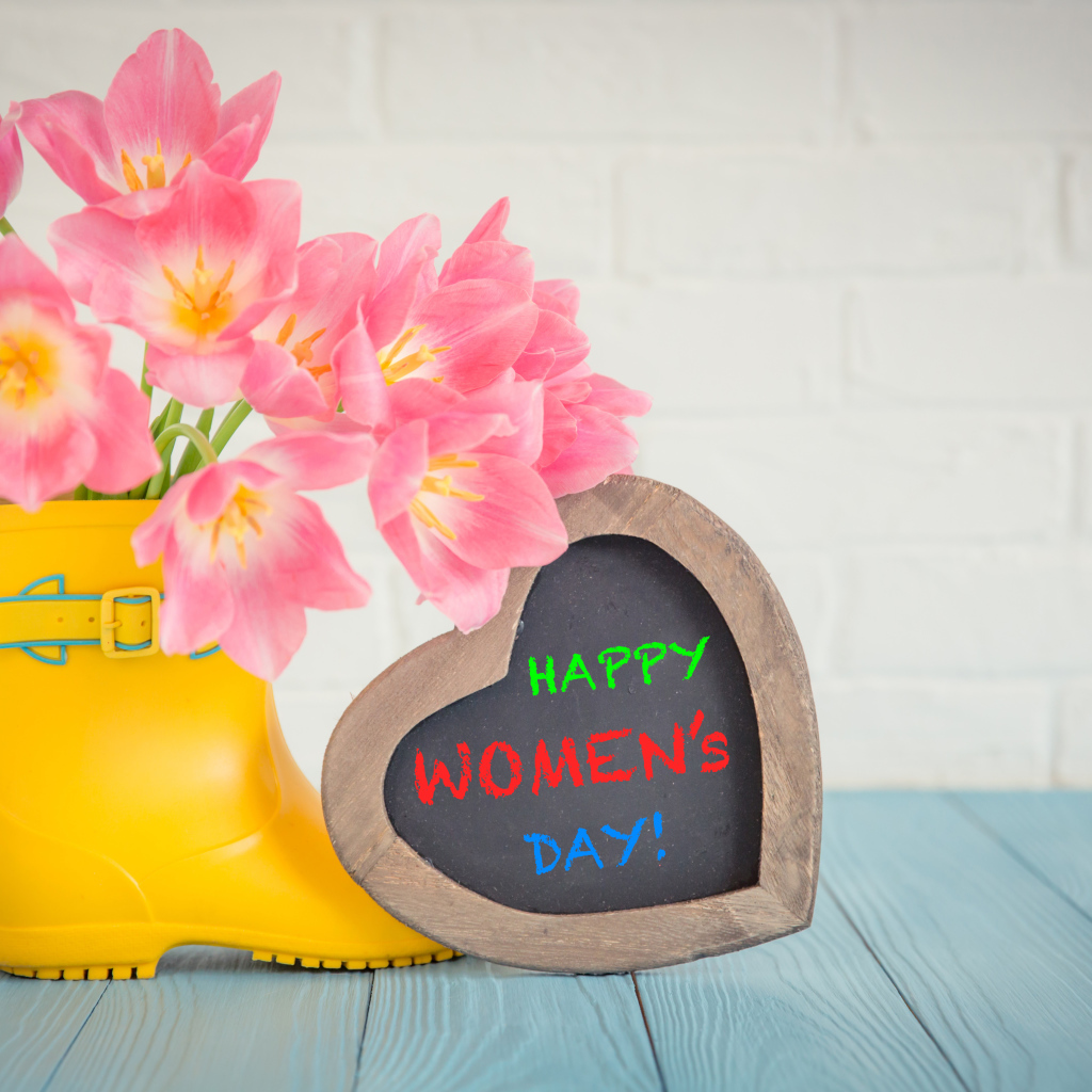 Букет розовых тюльпанов и деревянное сердце, подарок на 8 марта