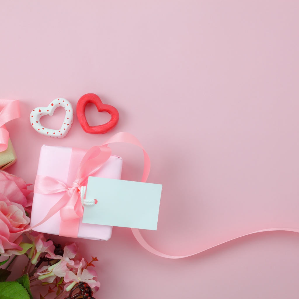 Букет роз, подарки и два сердца на розовом фоне шаблон открытки на 8 марта
