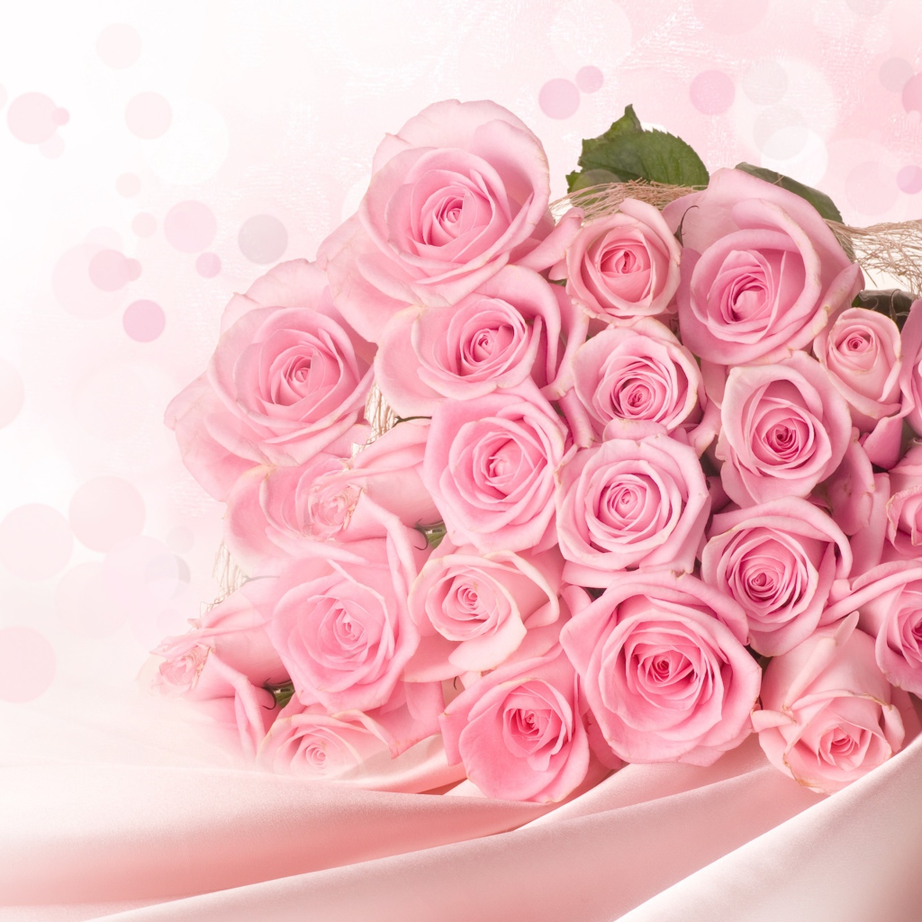 Красивый большой букет розовых роз на Международный женский день 8 марта