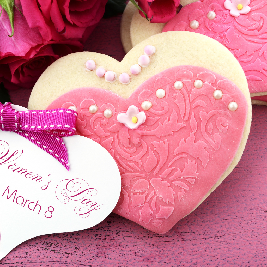 Большое печенье в виде сердца в подарок на Международный женский день 8 марта