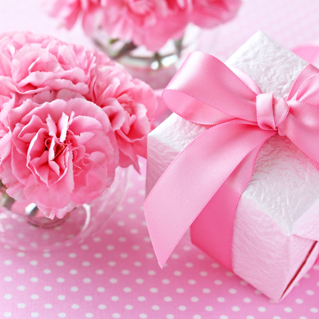 Букет розовых гвоздик и подарок любимой на 8 марта