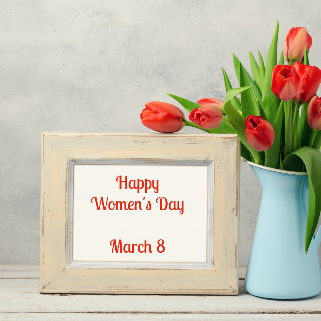 Букет красных тюльпанов в голубой вазе на 8 марта