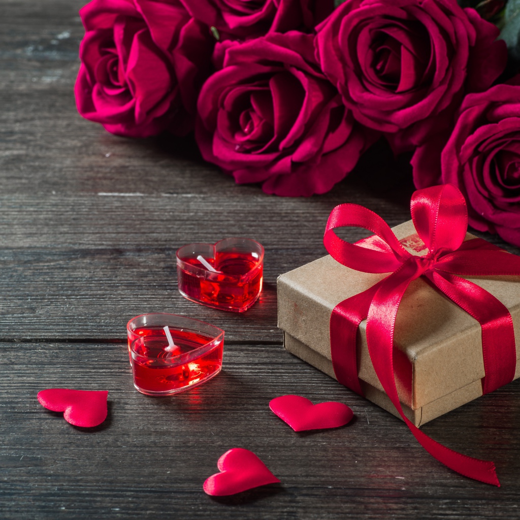 Букет роз, свечи и подарок любимой на Международный женский день 8 марта