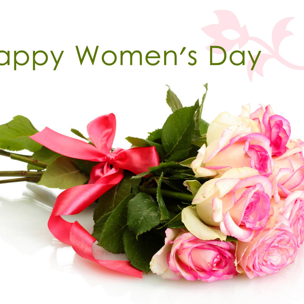Букет роз в розовым бантиком на Международный женский день 8 марта