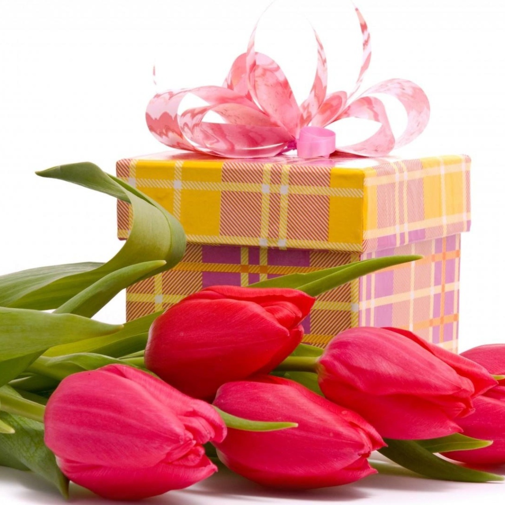 Букет тюльпанов и подарок любимой на 8 марта