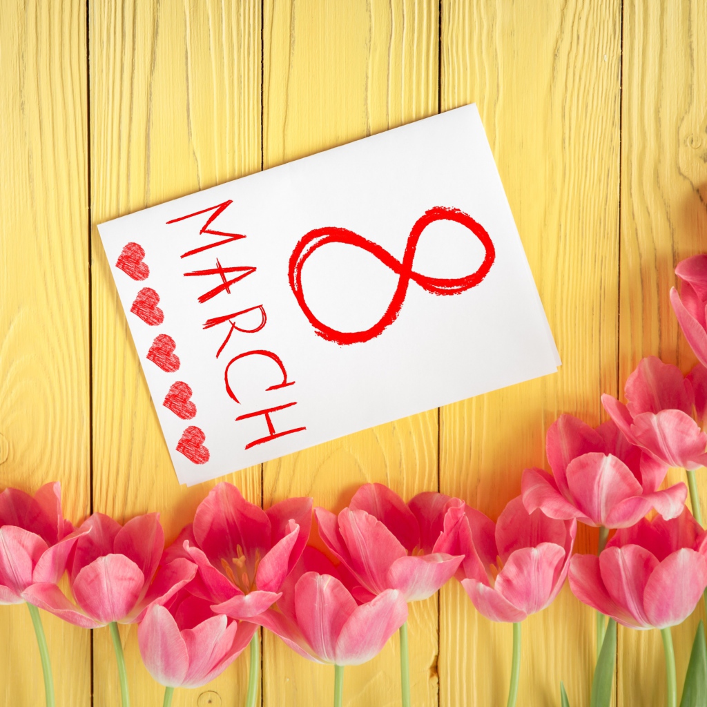 Розовые тюльпаны и открытка на 8 марта