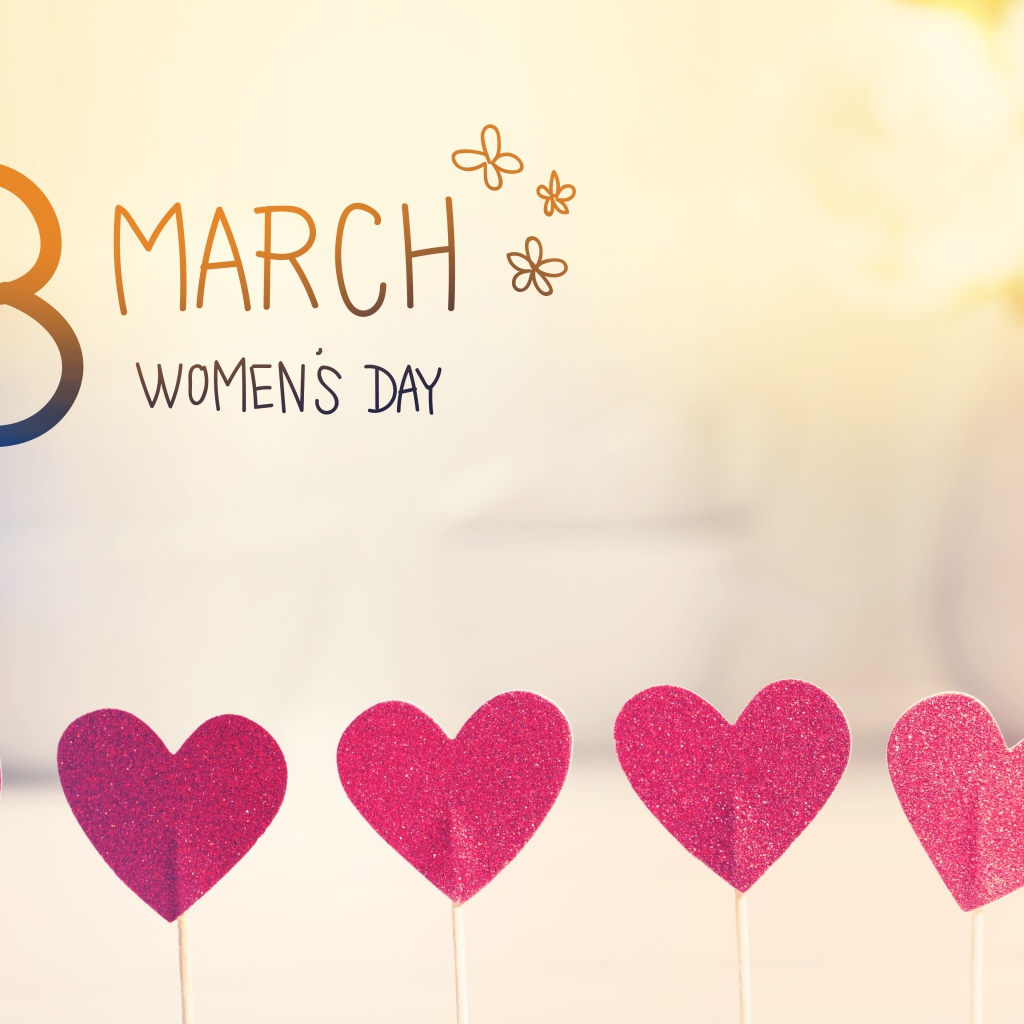 Красные сердечки и надпись С Международным женским днем на английском