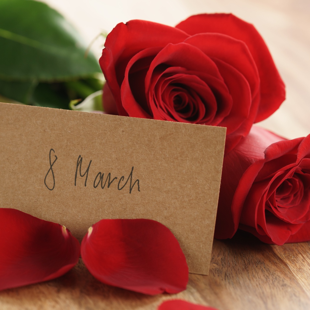 Красные розы и записка на Международный женский день 8 марта