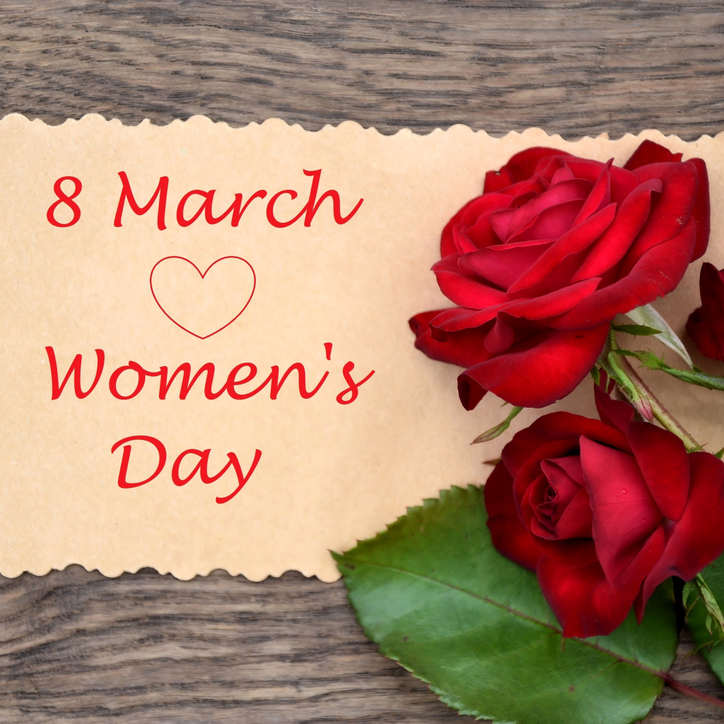 Три красных розы на Международный женский день 8 марта