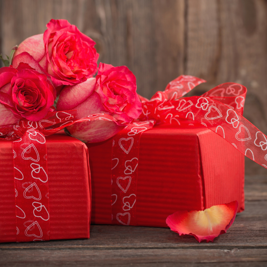 Два больших красных подарка и розы в подарок любимой на 8 марта