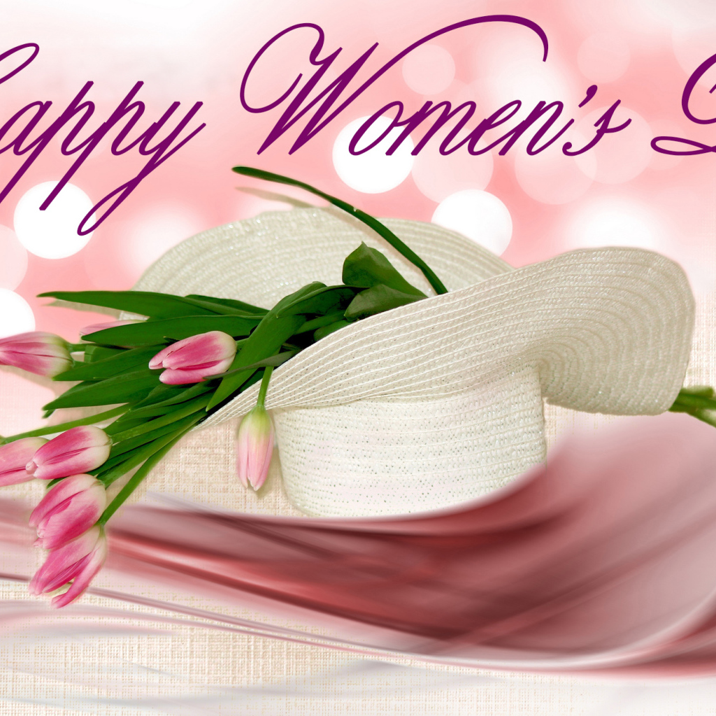 Белая шляпа с розовыми тюльпанами на Международный женский день 8 марта